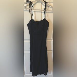 Lulu’s Black Shimmer Jacquard Floral Dress in Size Medium